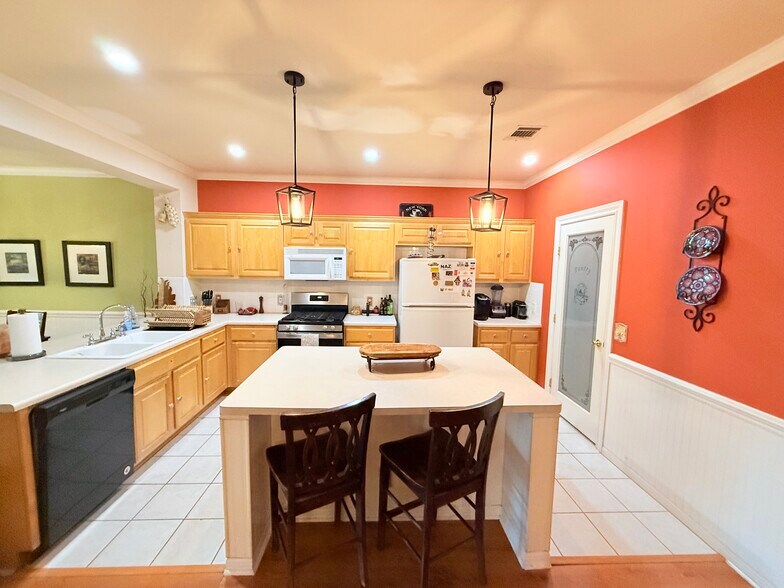 Kitchen - 584 Rockhurst St