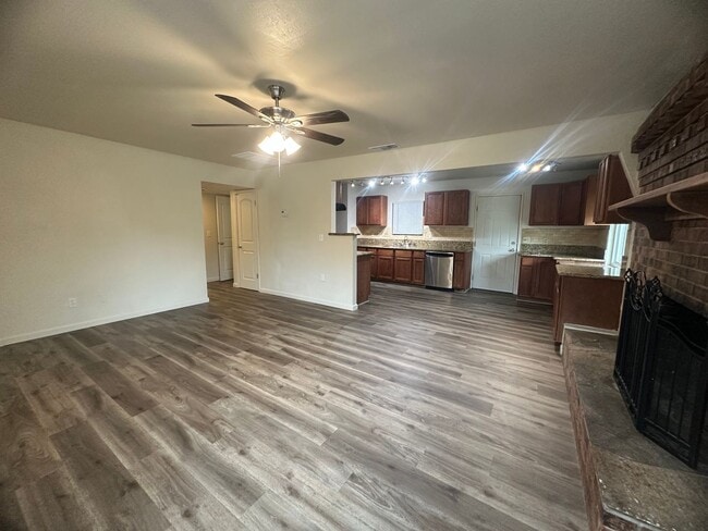 Building Photo - Three Bedroom 2 Bathoom with Large Yard