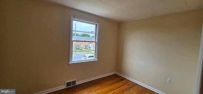 Building Photo - 222 E Whitlock Ave