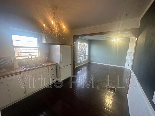 Building Photo - 1104 5th St