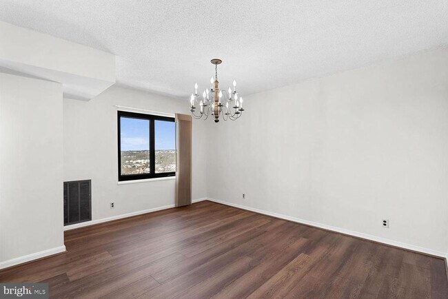 Building Photo - 307 Yoakum Pkwy