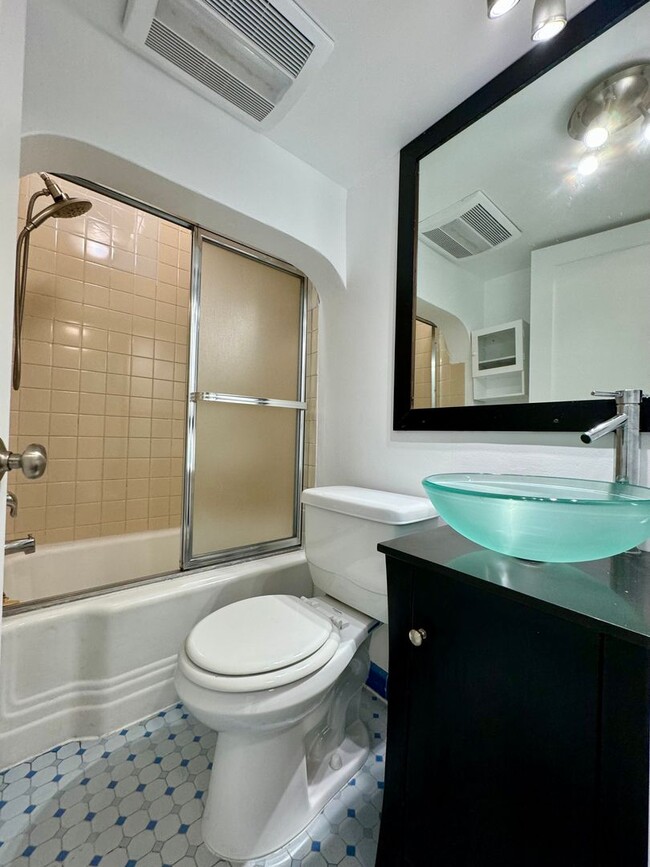 Building Photo - FAIRYTALE OF 1819 LLC QUEEN ANNE