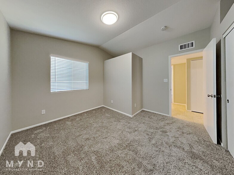 Building Photo - 16024 S Catalina St