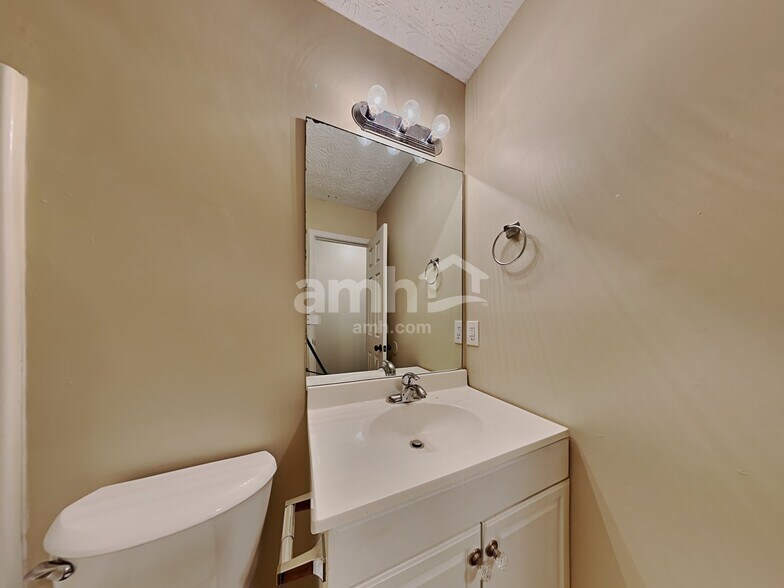 Building Photo - 6028 Woodcreek Dr