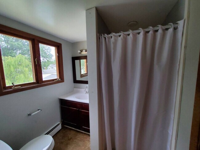 Building Photo - Charming 4-Bedroom Property in Prime Location