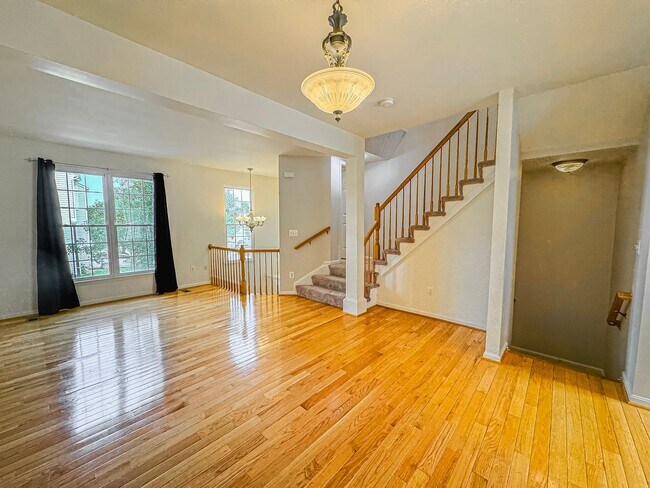 Building Photo - Gorgeous 3 Bed 2.5 Bath Interior Townhome ...