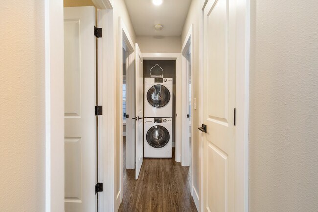 Building Photo - Newly Renovated and Modern 2BR Apartments in Columbia City