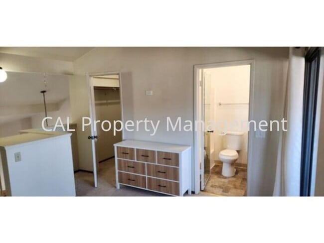 Building Photo - 1 Bedroom 1.5 Bathroom Condo!