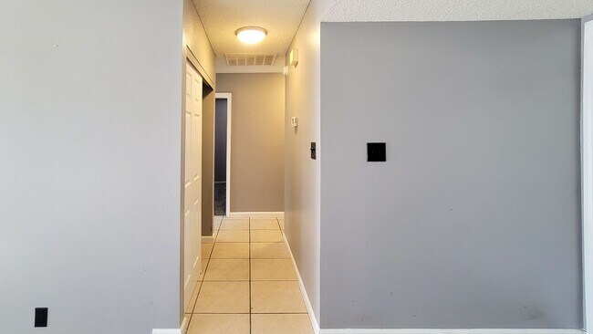 Building Photo - 8525 Del Rey Ave