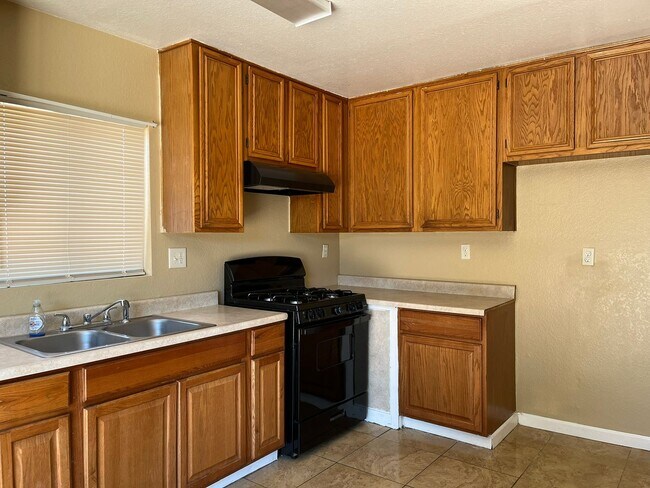Building Photo - 10443 Cimerron Trail Dr
