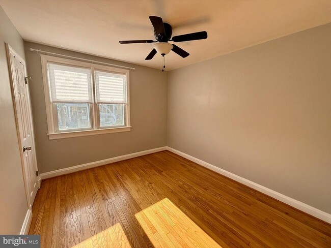 Building Photo - 3613 Parkdale Ave