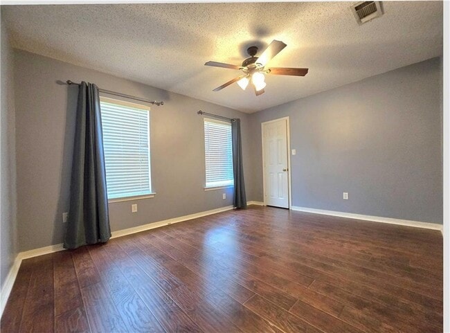 Building Photo - 1045 Claire Dr