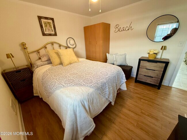 Building Photo - 102 W Colony Rd