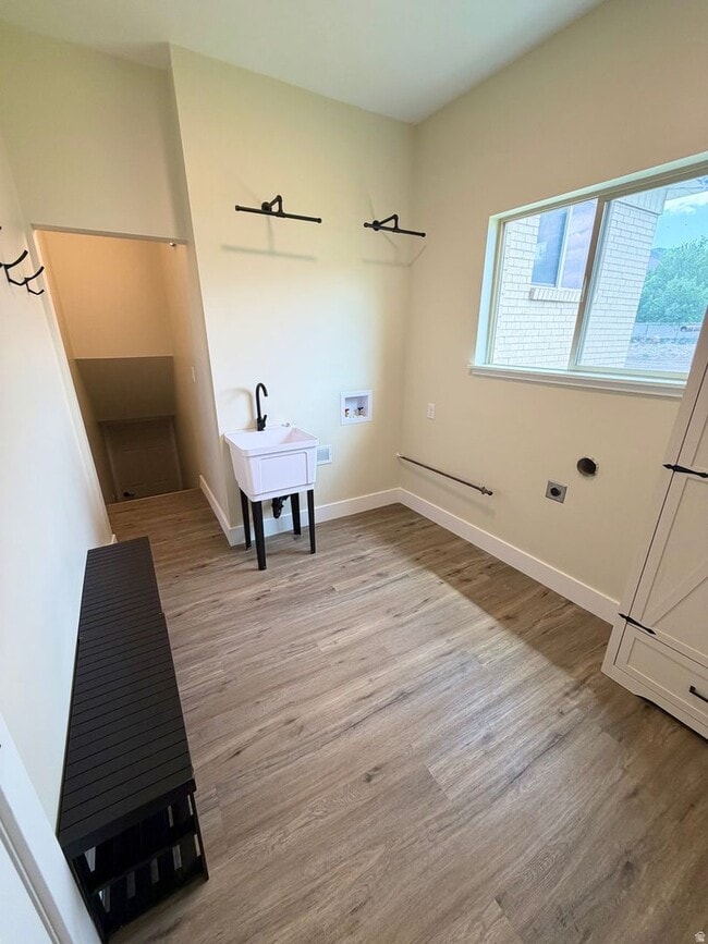 Building Photo - Modern & Updated Living in the Heart of Draper