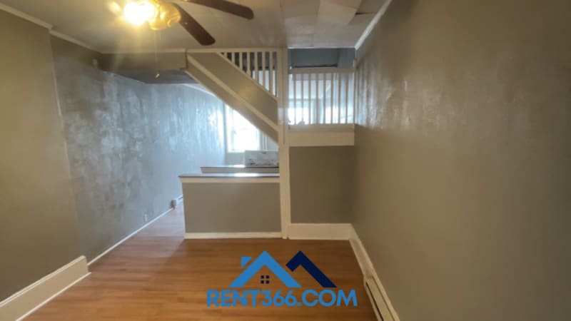 Building Photo - 405 E Norwegian St