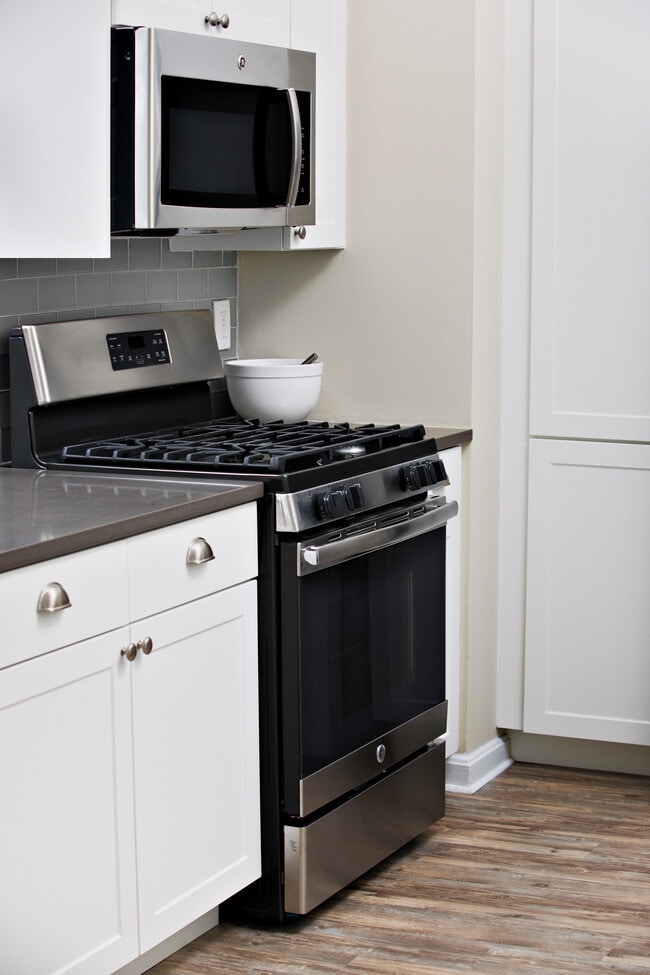 Quartz Countertop and Stainless Steel Appliances - Avalon Townhomes Florham Park