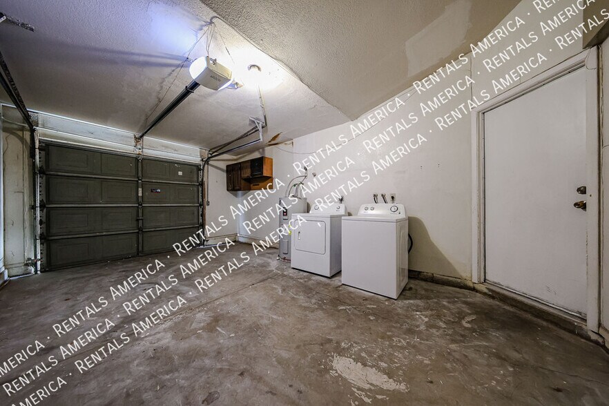 Building Photo - 2834 E Isabella Ave