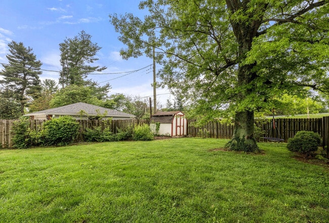 Building Photo - 2404 Silverbrook Ave