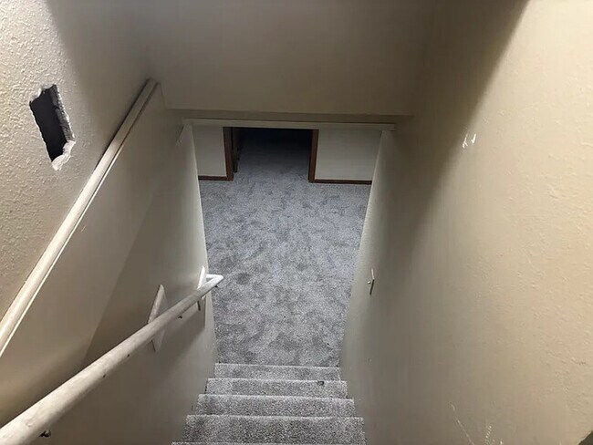 Building Photo - 635 N Chautauqua Ave