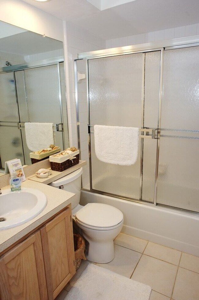 Building Photo - OFF-SEASON 2026 : 2 Bedroom 2 Bath Furnished Rental in Vanderbilt Lakes