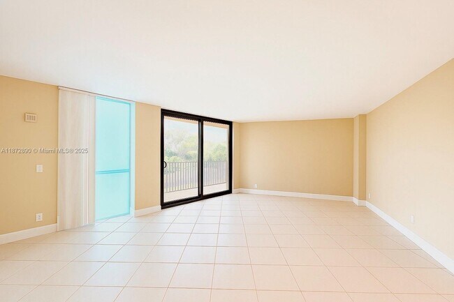 Building Photo - 3301 N Country Club Dr