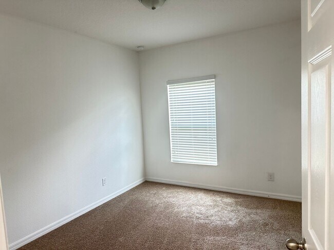 Building Photo - 477 Kestrel Dr