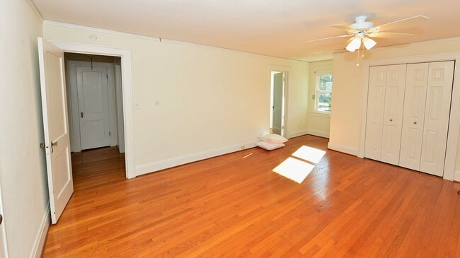 Building Photo - Larchmont Waterfront! Just Miles from NOB