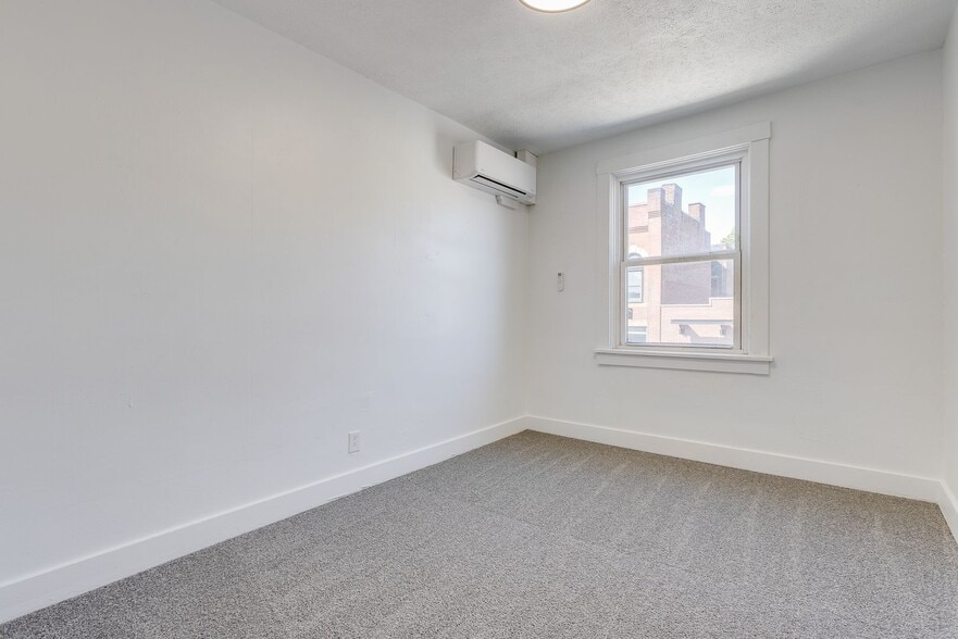 Building Photo - 826 E Warrington Ave