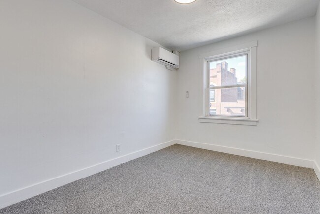 Building Photo - 826 E Warrington Ave