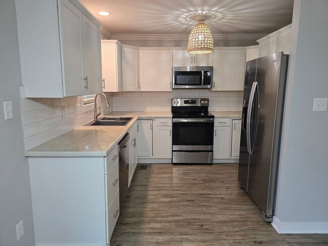 Building Photo - NEW LISTING!!!!!