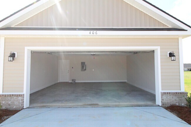 Building Photo - 6083 Forest Dr