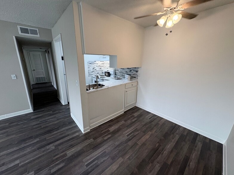 Building Photo - 1005 Hickory Hill Ln