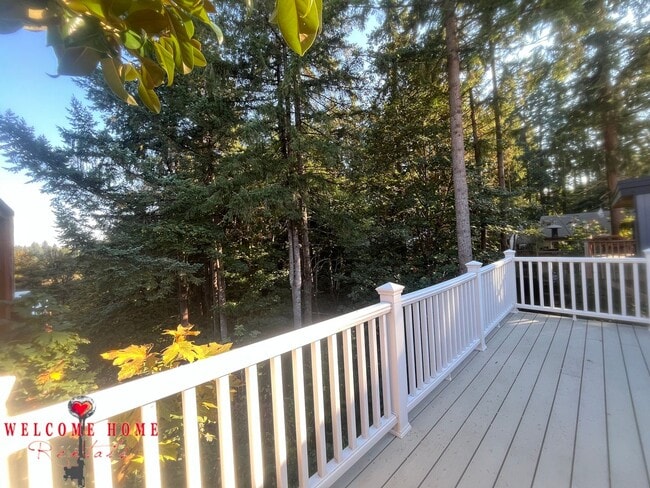 Building Photo - 2 bedroom townhome condo with AMAZING view, brand new carpeting and a fresh coat of paint!!!