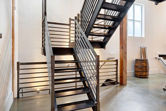Building Photo - 657 3rd St