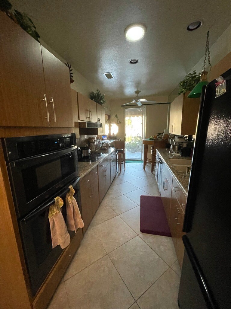 Kitchen - 141 Lake Shore Dr