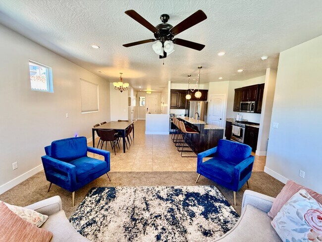 Building Photo - 521 N Creek Ridge Dr