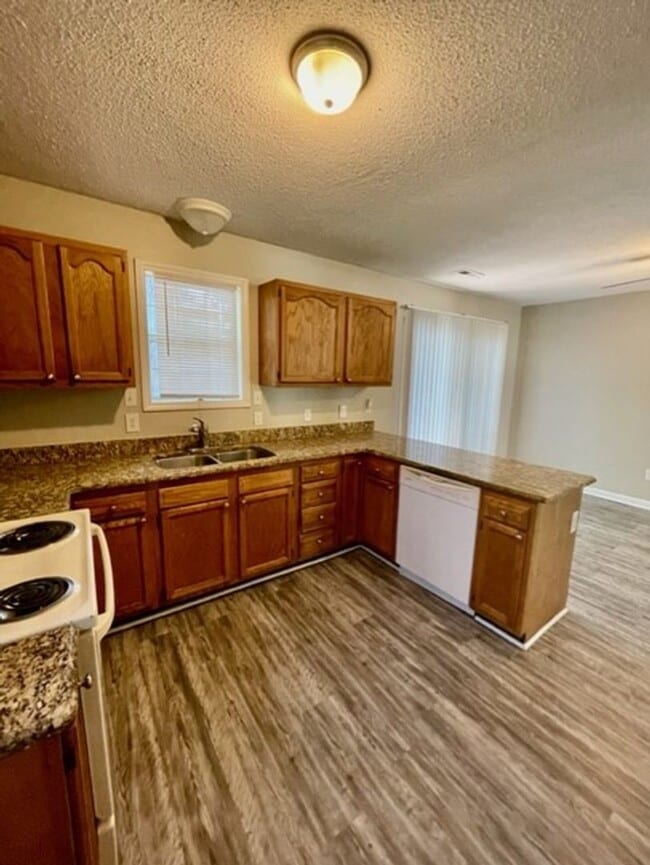 Building Photo - Charming ranch-style 2 Bedroom 1 Bath home in Pineville offering comfortable single-level living.