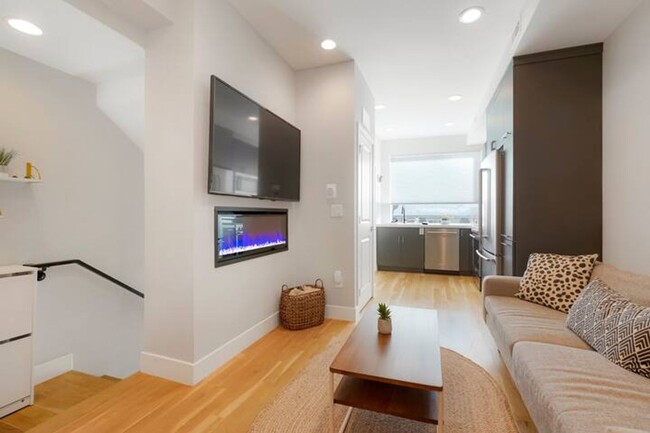 Building Photo - Beautiful modern townhome, Furnished In Hi...