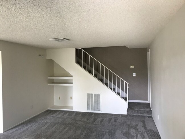 Building Photo - La Canada Townhome Quiet Community 2 Bedroom