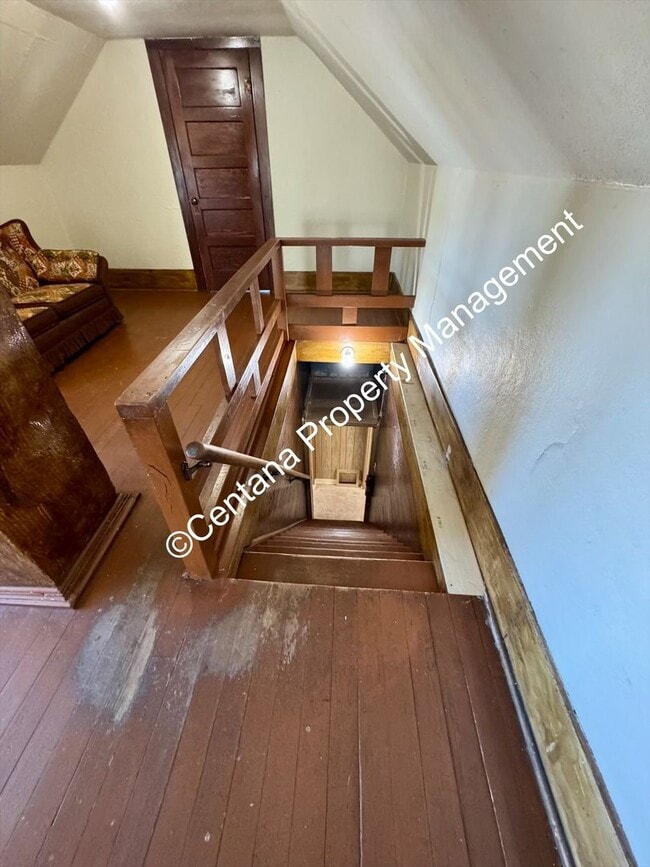 Building Photo - Huge 3 bedroom house with 2 bonus rooms an...