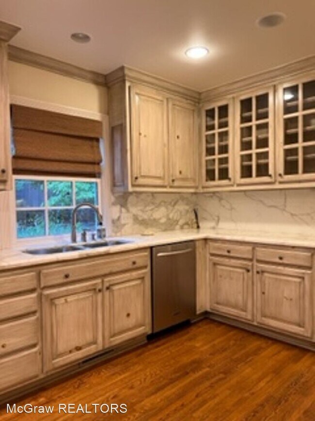 Building Photo - 4 br, 3.5 bath House - 2141 E. 31st Place S.