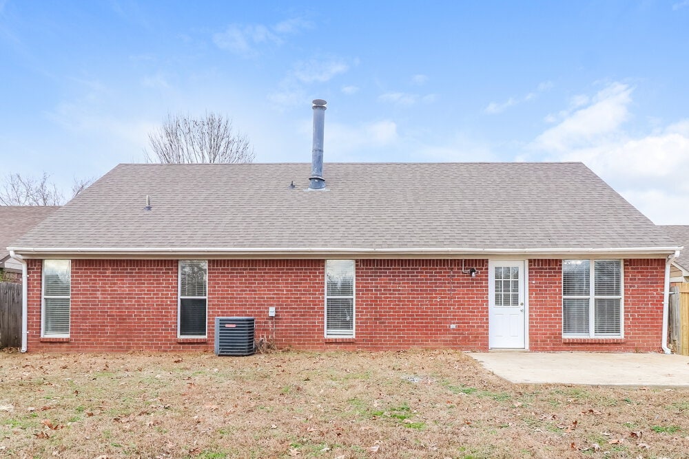 Building Photo - 10125 Oak Run Dr S