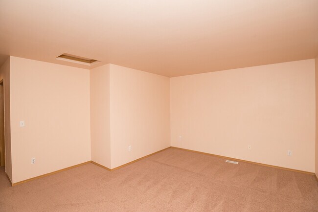 Building Photo - 4 Bedroom 2.5 Bath Home in Puyallup