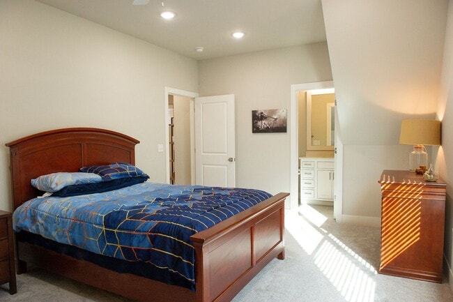 Building Photo - Beautiful newer cottage style home located in the middle of NWA.