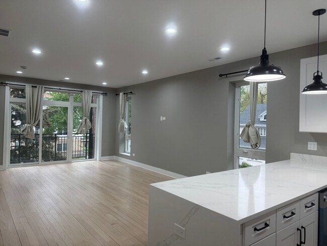 Building Photo - 7428 N Rogers Ave