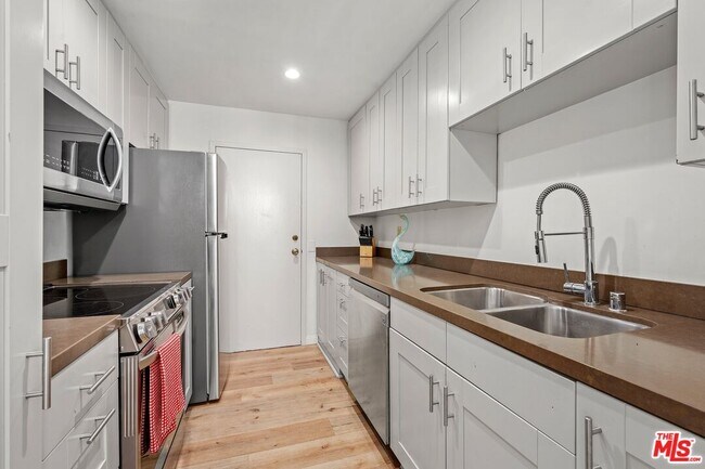Building Photo - 100 S Doheny Dr
