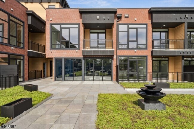 Building Photo - 140 W Webster Ave