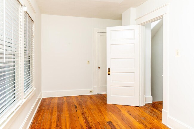 Building Photo - 180 Rosemont Garden