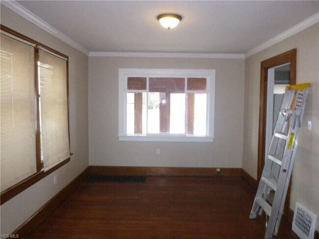 Building Photo - 62 E Rosewood Ave