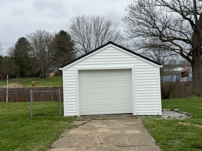 Building Photo - Adorable 3 Bedroom Bungalow...